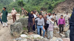 मा0 मुख्यमंत्री के निर्देश पर सरकार के प्रथम रिस्पांडर के रूप में जनपद के सबसे दुर्गम आपदाग्रस्त क्षेत्र फुलेत पहुंचे जिलाधिकारी