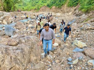 आपदा की विकट परिस्थितियों में भी नहीं डिगे हौसले; डीएम सविन बंसल पैदल पहुंचे आपदा प्रभावित गांव फुलेत-छमरोली