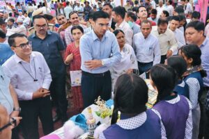 पहाड़ी धुंध के बीच प्रशासन की परछाईं:  जिलाधिकारी सविन बंसल खुद पहुंचे गांव, जनता बोली — अब यकीन हुआ सरकार है ज़िंदा