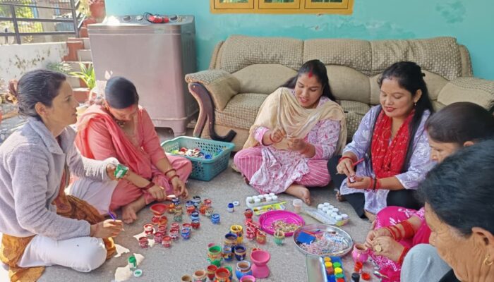आपदा से अवसर तक — देहरादून की ग्रामीण महिलाओं ने ‘वोकल फॉर लोकल’ से रौशन की दिवाली, दुर्गा और लक्ष्मी समूह की मोमबत्तियों से जगमगाएगा शहर