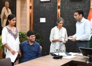 DM देहरादून सविन बंसल की संवेदनशील पहल! विधवा शोभा का ₹5 लाख कर्ज सिर्फ ₹10 हजार में माफ, बैंक ने लौटाए घर के कागजात