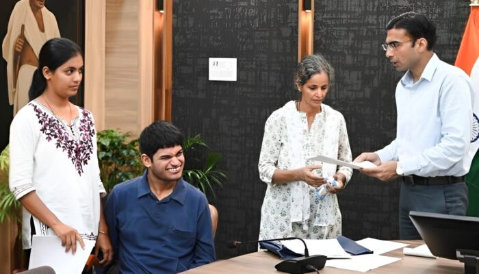 DM देहरादून सविन बंसल की संवेदनशील पहल! विधवा शोभा का ₹5 लाख कर्ज सिर्फ ₹10 हजार में माफ, बैंक ने लौटाए घर के कागजात