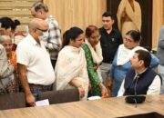 देहरादून में जनता दरबार में गूंज उठीं फरियादें! एडीएम ने सुनी हर आवाज़ – बुजुर्ग विधवाओं को मिलेगा न्याय, गरीबों को सहायता के आदेश