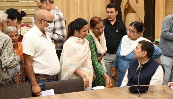 देहरादून में जनता दरबार में गूंज उठीं फरियादें! एडीएम ने सुनी हर आवाज़ – बुजुर्ग विधवाओं को मिलेगा न्याय, गरीबों को सहायता के आदेश