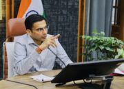 देहरादून में मचा हड़कंप – दीपावली पर तैस में लहराया पिस्तौल! डीएम ने तुरंत जब्त किया शस्त्र, लाइसेंस निलंबित