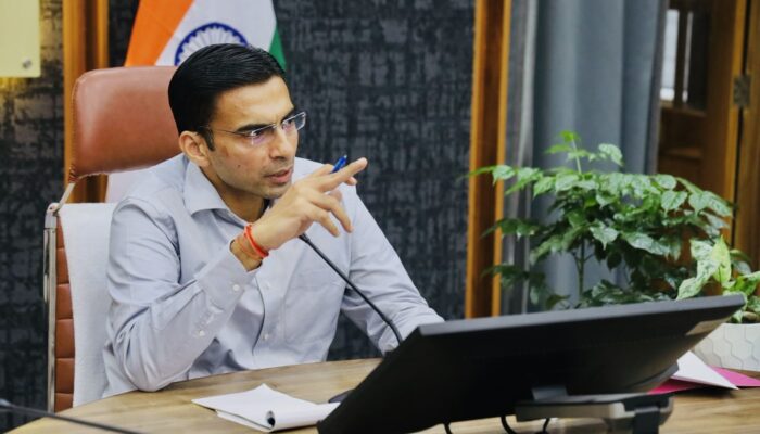 देहरादून में मचा हड़कंप – दीपावली पर तैस में लहराया पिस्तौल! डीएम ने तुरंत जब्त किया शस्त्र, लाइसेंस निलंबित