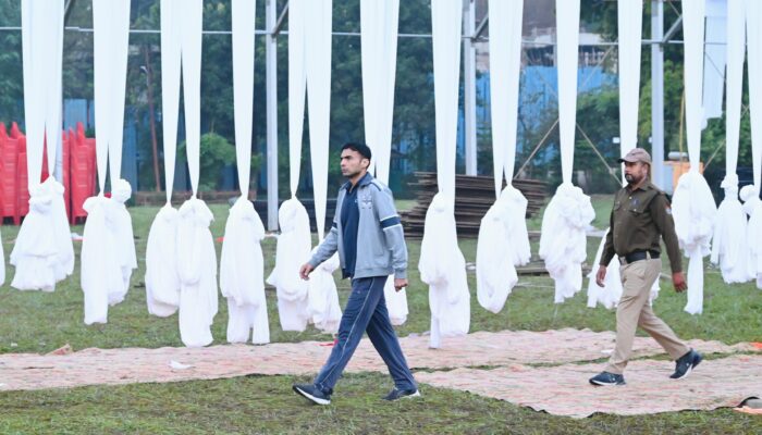 सुबह 5:30 बजे डीएम सविन बंसल ने मारा औचक दौरा! पीएम के कार्यक्रम की तैयारियों का लिया जायजा, एफआरआई में मचा हड़कंप