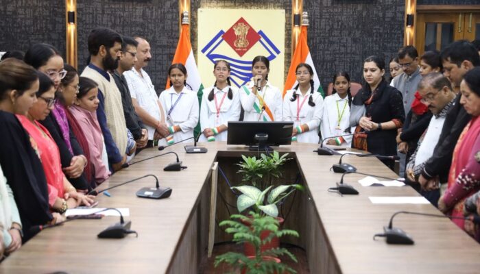 वंदे मातरम् के 150 वर्ष: देहरादून में गूंजा देशभक्ति का स्वर, ‘‘भारत माता की जय’’ के जयघोष से गूंजा क्लेक्ट्रेट परिसर
