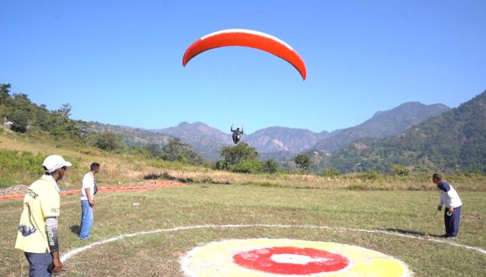 देहरादून में रजत जयंती महोत्सव बना जोश का जश्न: आसमान में उड़ान, धरती पर दौड़ — युवाओं ने दिखाया फिट इंडिया का जुनून