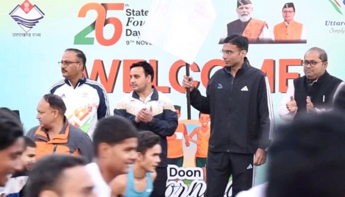 उत्तराखंड स्थापना दिवस की रजत जयंती पर दौड़ा देहरादून! जिलाधिकारी सविन बंसल ने हरी झंडी दिखाकर दून मैराथन को किया रवाना, 700 धावकों ने दिखाया जज़्बा