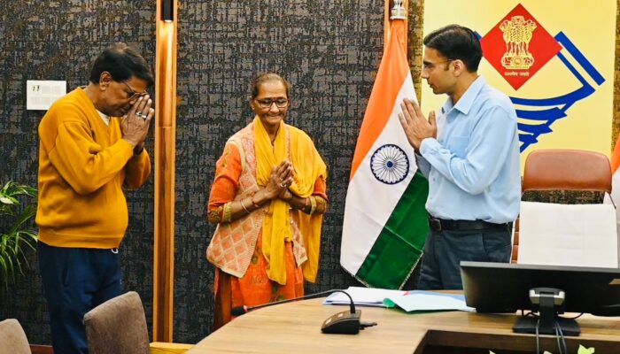 कैंसर पीड़ित मां-बाप को घर से निकालने वाले बेटों पर डीएम का डंडा! अब होंगे जिला बदर