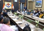 देहरादून के विकास पर बड़ा मंथन! प्रभारी मंत्री सख़्त—धीमी योजनाओं पर फटकार, तेज़ रफ़्तार विकास का ब्लूप्रिंट तैयार!