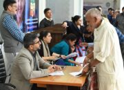 देहरादून में फूटा फरियादियों का सैलाब! 146 शिकायतों पर चला ताबड़तोड़ एक्शन—बेसहारा बुजुर्ग को मिली 25 हजार की मदद, प्रताड़ित वरिष्ठ नागरिकों के केस दर्ज, अवैध कब्ज़ों पर सख्त निर्देश