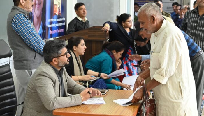 देहरादून में फूटा फरियादियों का सैलाब! 146 शिकायतों पर चला ताबड़तोड़ एक्शन—बेसहारा बुजुर्ग को मिली 25 हजार की मदद, प्रताड़ित वरिष्ठ नागरिकों के केस दर्ज, अवैध कब्ज़ों पर सख्त निर्देश