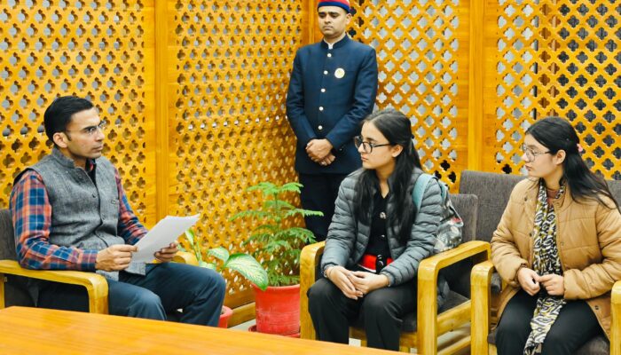 बैंक घर छीनने को तैयार- दो बहनों की पुकार पर DM सविन बंसल का तत्काल एक्शन, दिलाया बड़ा राहत पैकेज