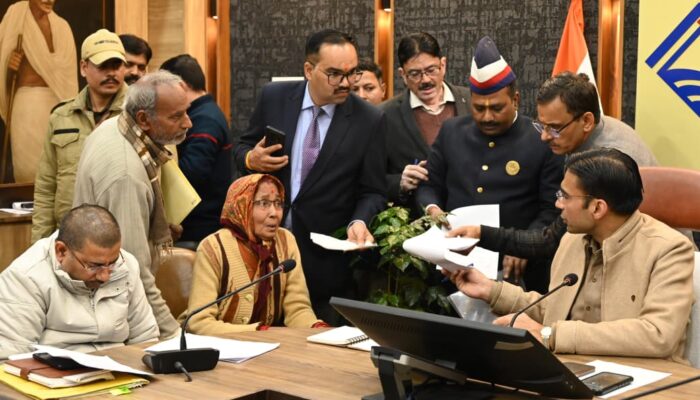 “देहरादून में डीएम जनदर्शन: 102 शिकायतों का समाधान, फर्जी ऋण और भूमि विवाद पर सख्त कार्रवाई”