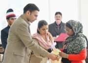 देहरादून: रायफल फंड बना जरूरतमंदों का वरदान, डीएम सविन बंसल ने वितरित किए 15 लाख के चेक