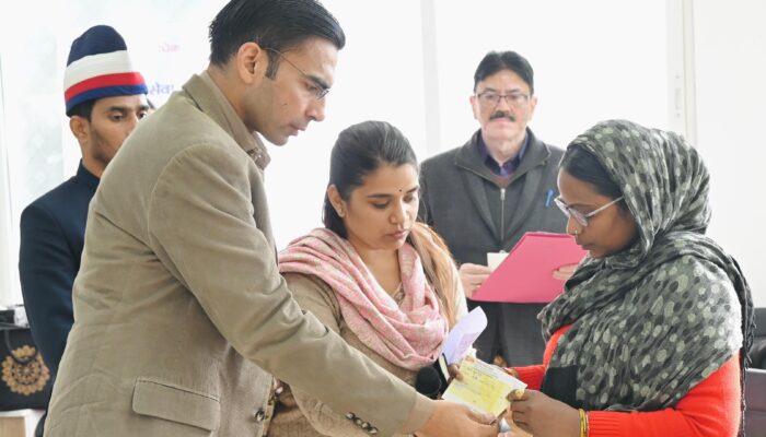 देहरादून: रायफल फंड बना जरूरतमंदों का वरदान, डीएम सविन बंसल ने वितरित किए 15 लाख के चेक