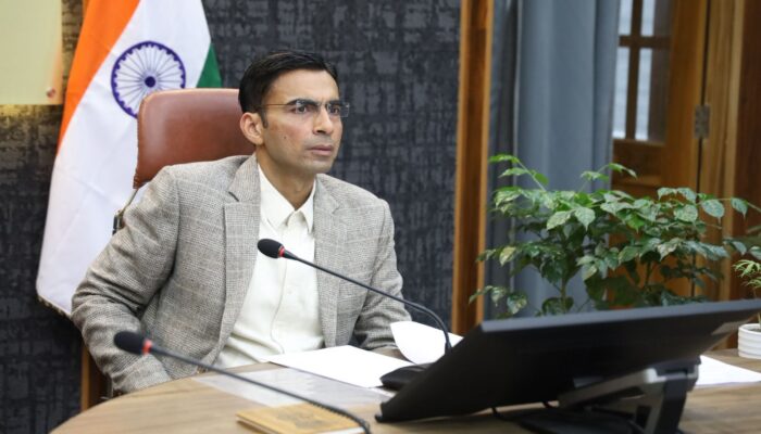 सेंटर पर ताबड़तोड़ छापेमारी: डीएम देहरादून ने सीएससी में अनियमितताओं पर लगाई रोक