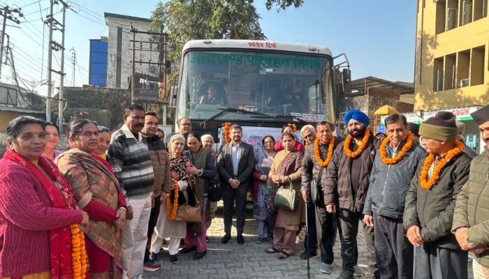 जागेश्वर धाम के लिए रवाना हुआ प्रथम तीर्थ दल! 27 वरिष्ठ तीर्थयात्रियों को CDO अभिनव शाह ने हरी झंडी दिखाकर किया विदा