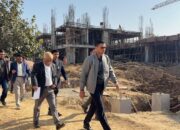 देहरादून में DM सविन बंसल की ज़बरदस्त फटकार! ग्रीन बिल्डिंग प्रोजेक्ट की धीमी रफ्तार पर साधी कड़ी नाराजगी — “मुख्यमंत्री का महत्वाकांक्षी प्रोजेक्ट, किसी भी हाल में जून 2026 तक पूरा हो!”