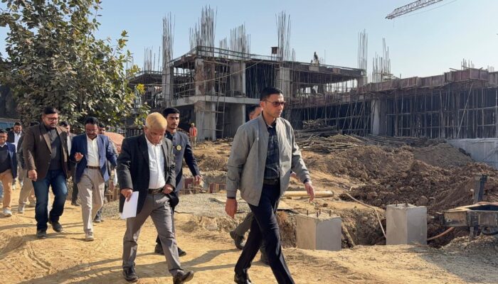 देहरादून में DM सविन बंसल की ज़बरदस्त फटकार! ग्रीन बिल्डिंग प्रोजेक्ट की धीमी रफ्तार पर साधी कड़ी नाराजगी — “मुख्यमंत्री का महत्वाकांक्षी प्रोजेक्ट, किसी भी हाल में जून 2026 तक पूरा हो!”