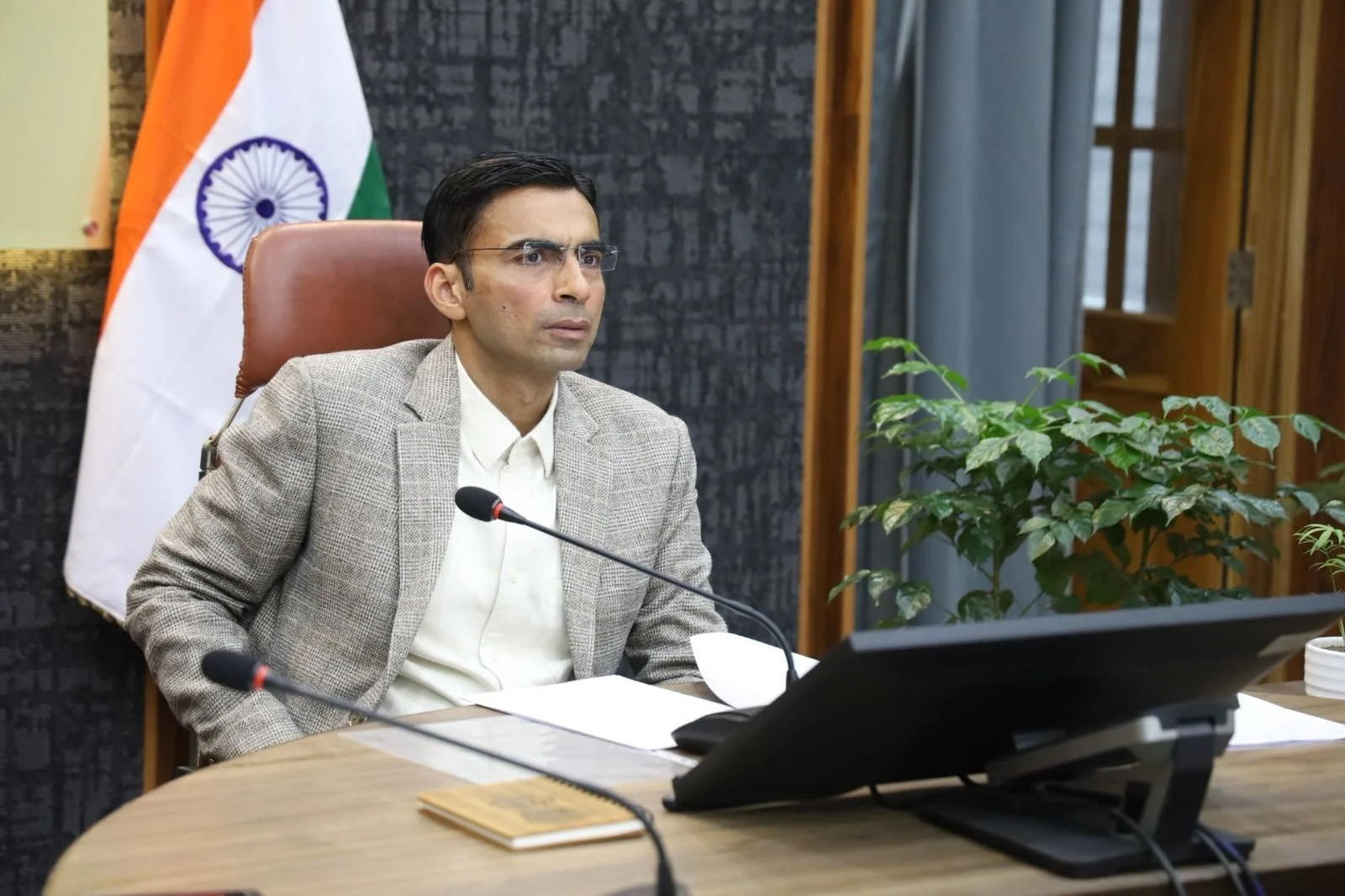 कूड़ा-करकट से बढ़ा प्रदूषण खतरा, डीएम सविन बंसल ने एनएचएआई व विभागों को नोटिस जारी किए