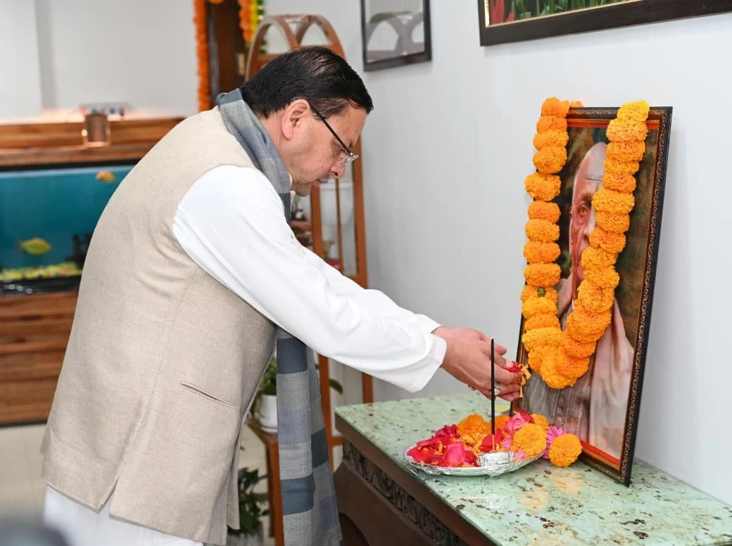 सीएम धामी ने सरदार पटेल की पुण्यतिथि पर अर्पित की श्रद्धांजलि