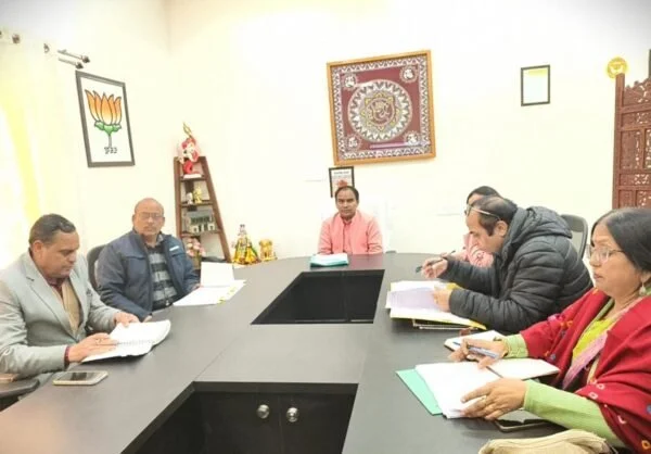 विद्यालयों में सुनिश्चित हों मूलभूत सुविधाएं – डॉ. धन सिंह रावत