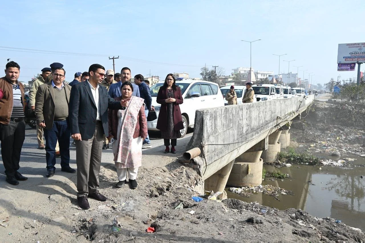 शहर की सफाई व्यवस्था देखने निकले डीएम, अधिकारियों को निर्देश सड़क किनारे न दिखे कूड़े का ढेर 