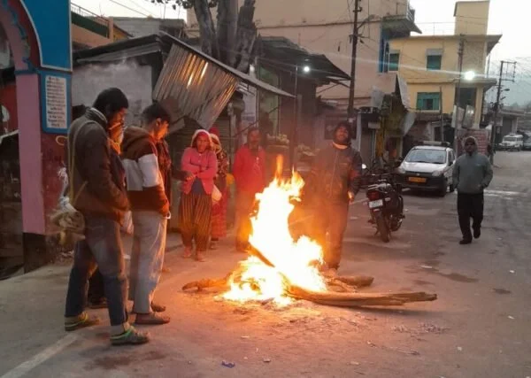 शीतलहर से बचाव को जिला प्रशासन अलर्ट, जनपद में अलाव व रैन बसेरे संचालित; डीएम आकांक्षा कोंडे के निर्देश पर कंबल वितरण, स्वास्थ्य व राशन आपूर्ति व्यवस्था सुदृढ़
