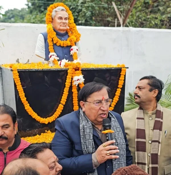 राज्यसभा सांसद डॉ. नरेश बंसल ने देहरादून के भंडारीबाग में अटल जी की मूर्ती का किया अनावरण