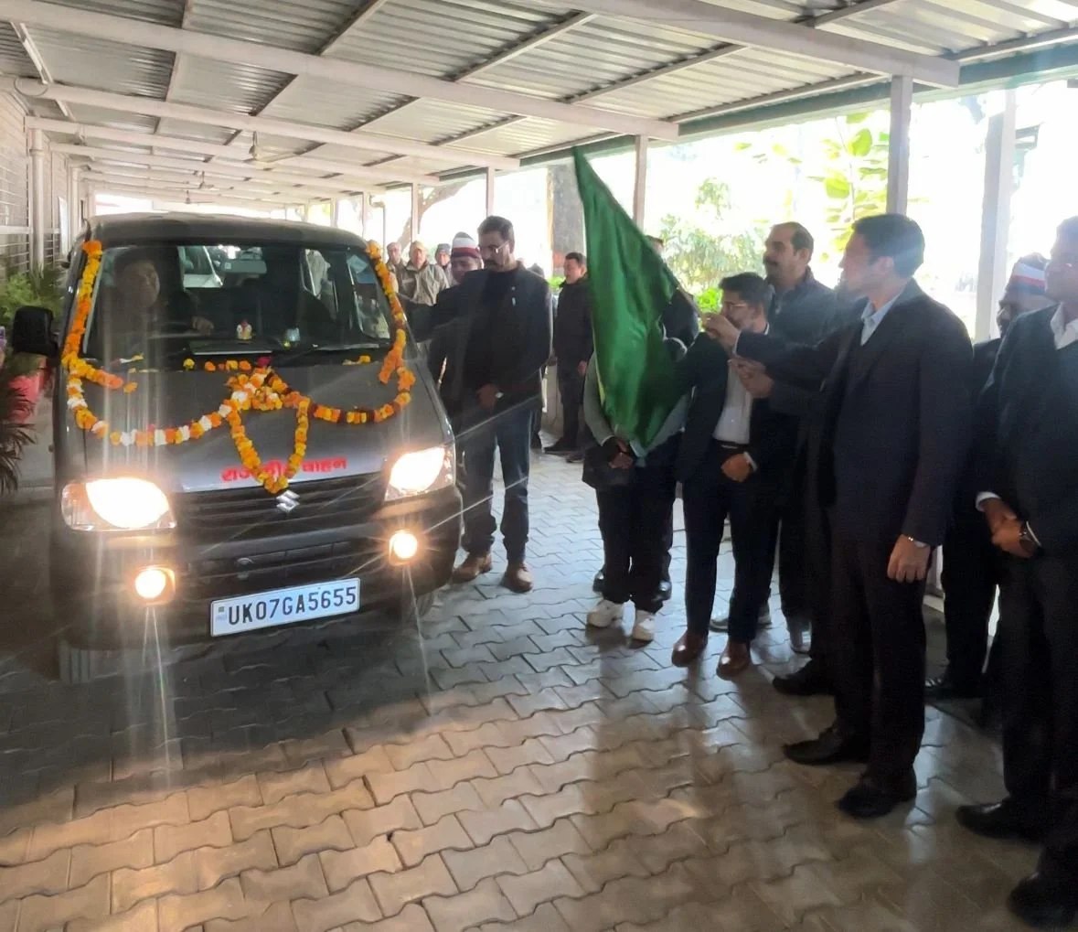 सीएम की प्रेरणा से राजकीय नशामुक्ति केन्द्र को एम्बुलेंस डीएम सविन बंसल ने दिखाई हरी झण्डी, स्पोर्टस कालेज को फर्नीचर