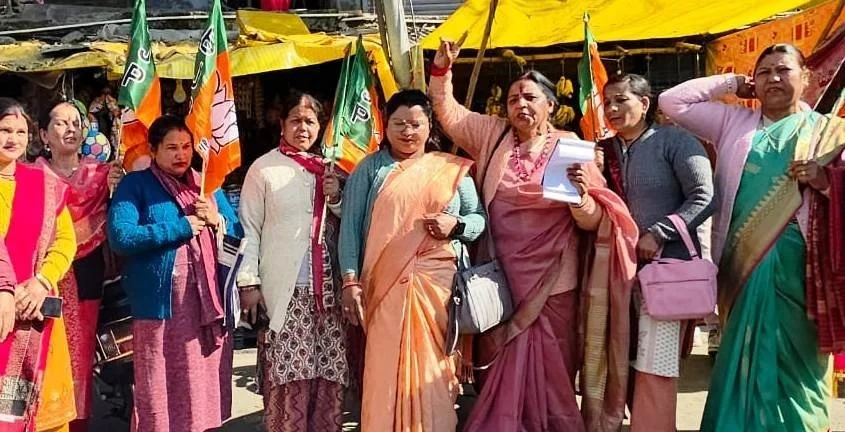 भाजपा महिला मोर्चा ने फूंका कांग्रेस का पुतला