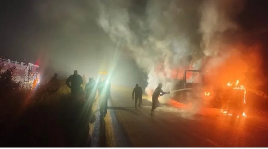 उत्तराखंड में नए साल के पहले दिन बस में लगी आग, बाल-बाल बचीं 15 जिंदगियां