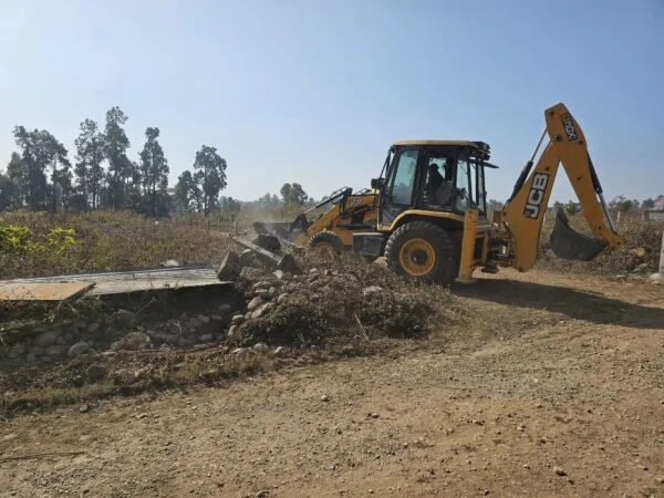 एमडीडीए की सलियावाला धौलास में अवैध प्लॉटिंग पर बड़ी कार्रवाई, 8 से10 बीघा भूमि पर चला ध्वस्तीकरण अभियान