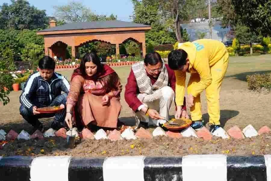 मुख्यमंत्री धामी ने सपरिवार ट्यूलिप के बल्ब रोपे, मुख्यमंत्री आवास परिसर के उद्यान में 17 प्रजातियों के चार हजार ट्यूलिप उगाने की मुहिम का किया शुभारंभ