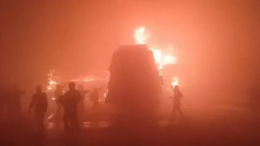 यमुना एक्सप्रेसवे पर कोहरे का कहर: 7 बसें और 3 कारें टकराईं, कई वाहनों में लगी आग, 4 की मौत, 25 घायल