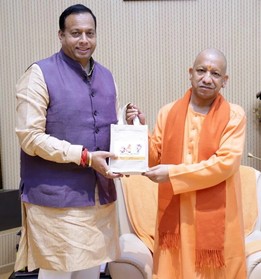 पर्यटन मंत्री सतपाल महाराज की मौजूदगी में राज्यपाल आनंदीबेन पटेल व सीएम योगी आदित्यनाथ से मिले BKTC अध्यक्ष हेमंत द्विवेदी