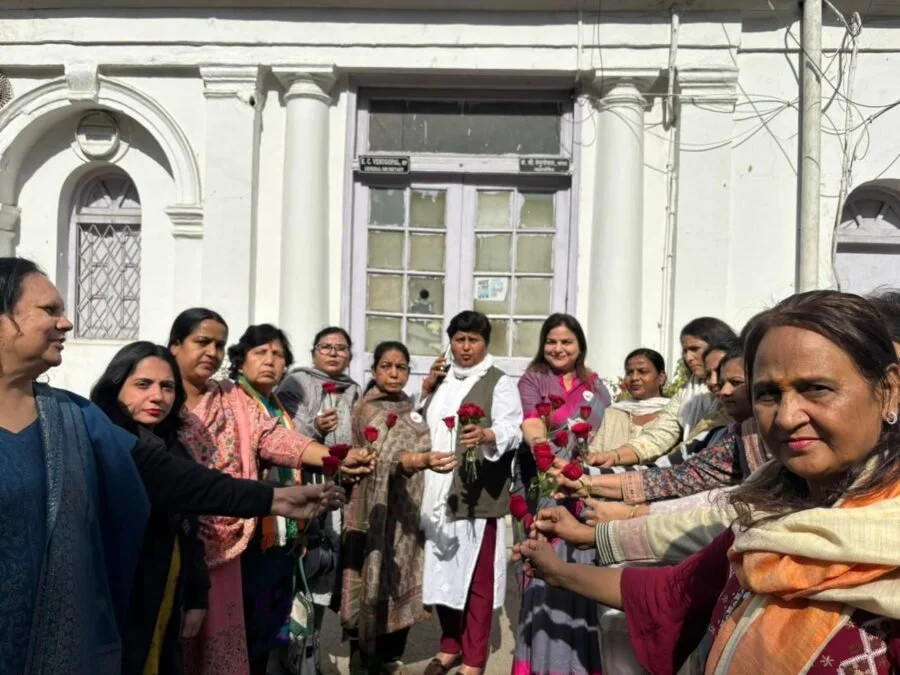 अनोखा विरोध : बैरिकेड्स में रुका गुलाब, दिल्ली महिला कांग्रेस ने शांतिपूर्ण धरने से दिया लोकतांत्रिक संदेश
