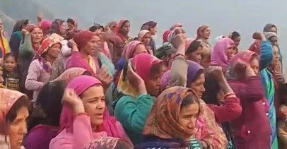 शराब के विरोध में उतरे लासी के ग्रामीण