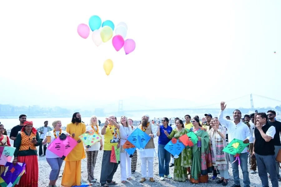 टिहरी झील महोत्सव : काइट फेस्टिवल में आसमान में उड़ी रंग-बिरंगी पतंगें, रिवर राफ्टिंग प्रतियोगिता के विजेताओं को दिए पुरस्कार