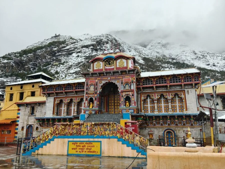 चमोली में कुदरत का श्वेत प्रहार : बर्फ की आगोश में बद्रीनाथ और हेमकुंड साहिब