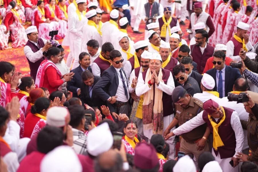 होली के रंगों में दिखी उत्तराखंड की संस्कृति, आस्था और विकास के संदेश के साथ दिखे सीएम धामी