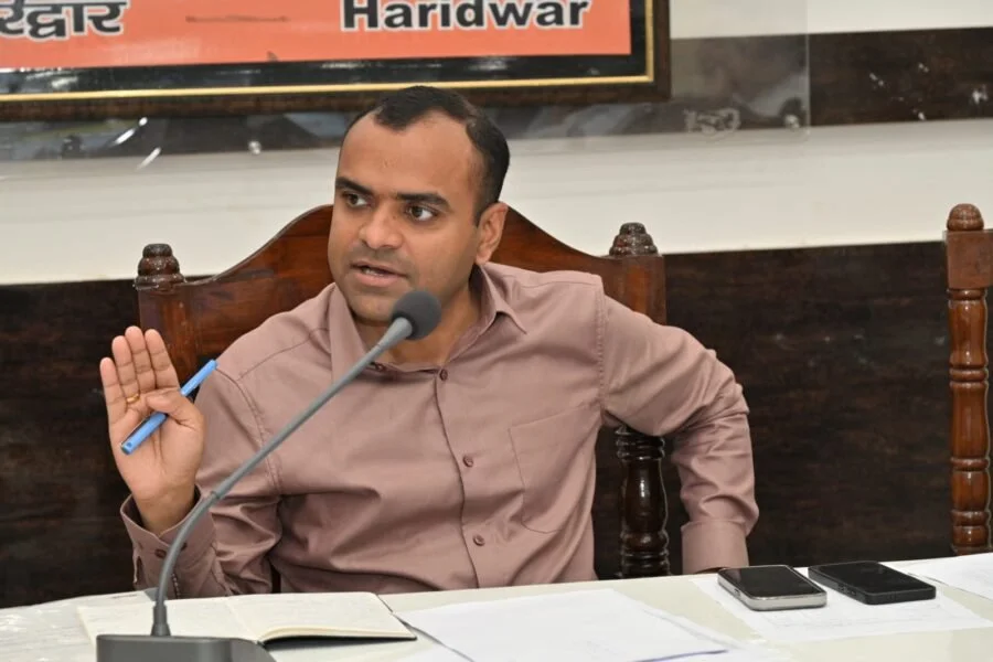 डीएम मयूर दीक्षित ने जिले में एलपीजी गैस की जमाखोरी एवं कालाबाजारी एवं किसी भी समस्या के समाधान के लिए कंट्रोल रूम किया स्थापित