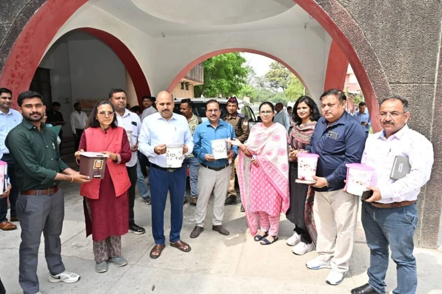 हरिद्वार : जिले को साफ स्वच्छ एवं सुंदर बनाने की दिशा में परिवहन विभाग की पहल, सभी सरकारी वाहनों में लगाए जा रहे है डस्टबिन, डीएम मयूर दीक्षित व सीडीओ डॉ. ललित नारायण मिश्रा ने कलेक्ट्रेट परिसर से किया गया शुभारंभ