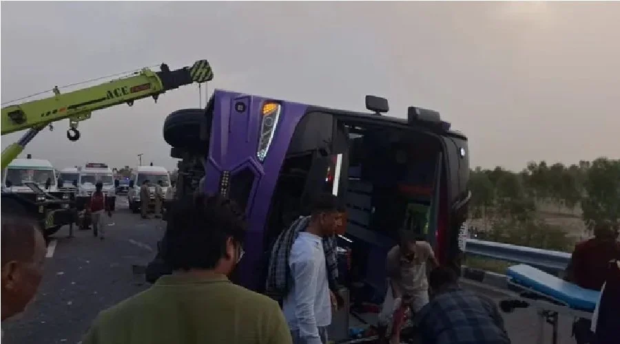 भीषण हादसा : बस पलटने से दारोगा और कैदी समेत छह की मौत, 22 यात्री घायल