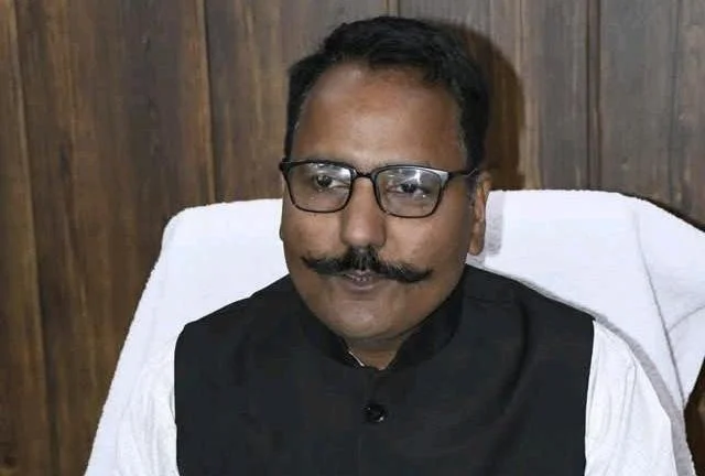 डीएम ललित मोहन रयाल की सख्ती निजी विद्यालयों की मनमानी फीस पर शिकंजा, अतिरिक्त वसूली लौटाने के आदेश