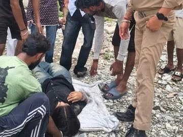 दुगड्डा-लैंसडाउन मार्ग पर स्कूटी हादसा, खाई में गिरीं दो युवतियां, इलाज के दौरान एक की मौत
