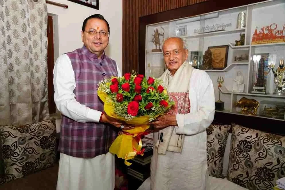 सीएम धामी पहुंचे भगत सिंह कोश्यारी के आवास, भगत दा को दी शुभकामनाएं